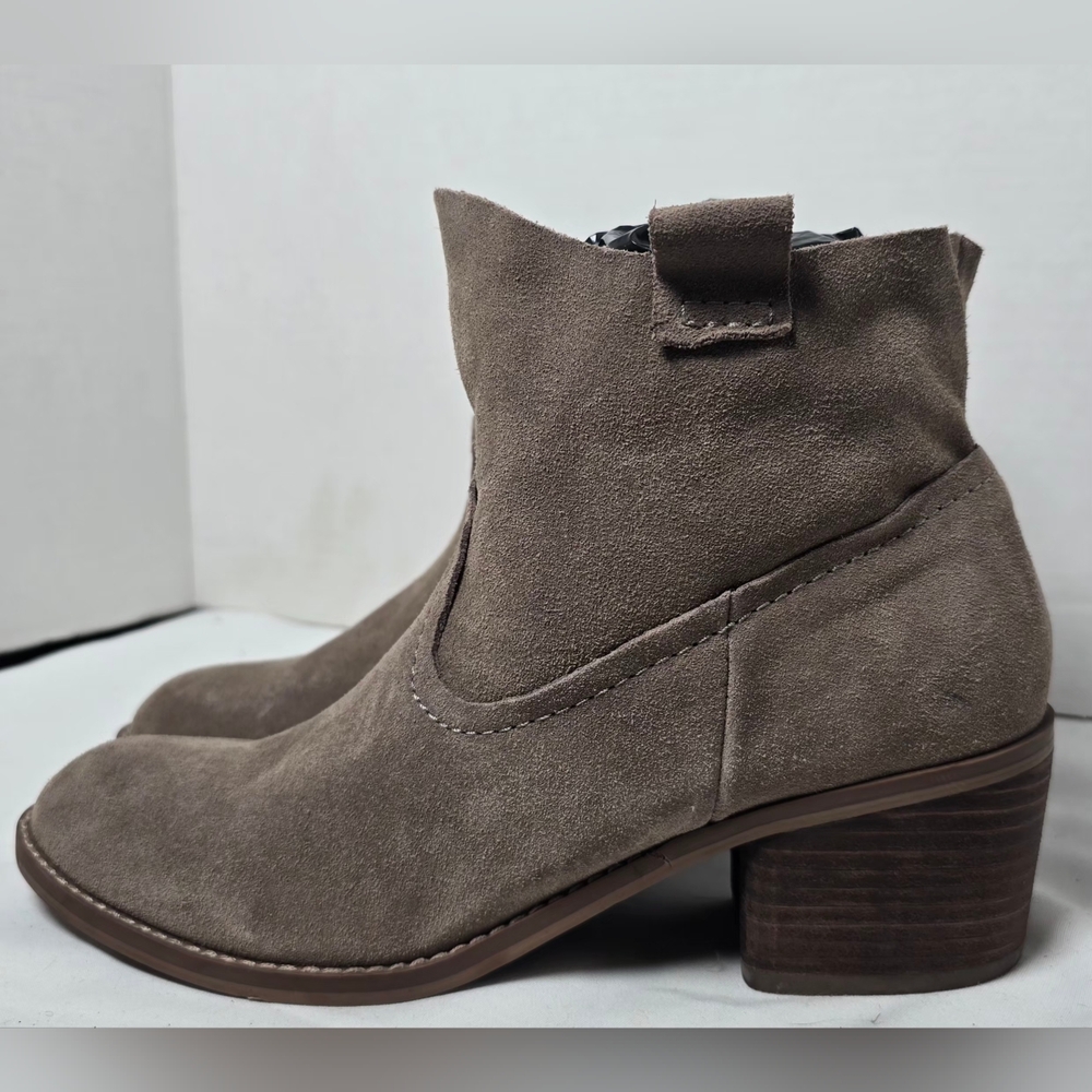 NWT Carlos by Carlos Santana Suede Taupe Ankle Boots 8